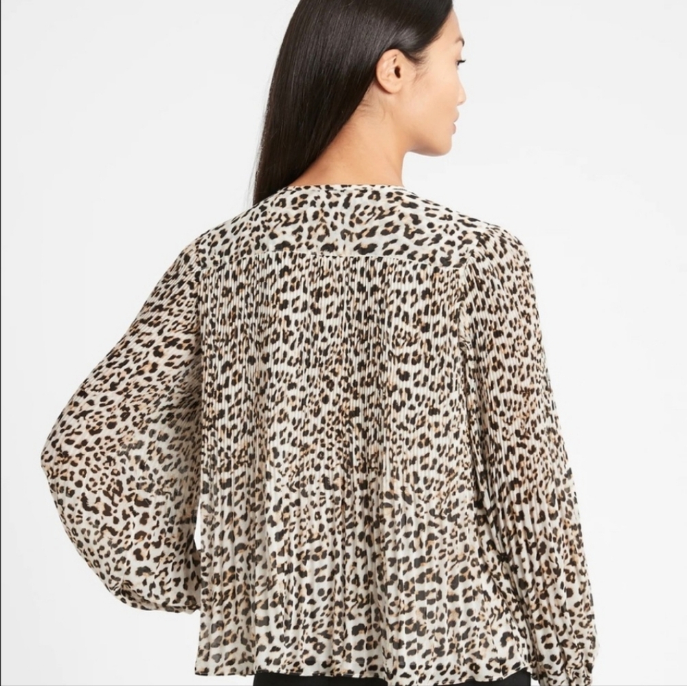 Banana Republic Animal Print Pleated Shirt size small, brown, cream, black - Picture 3 of 9